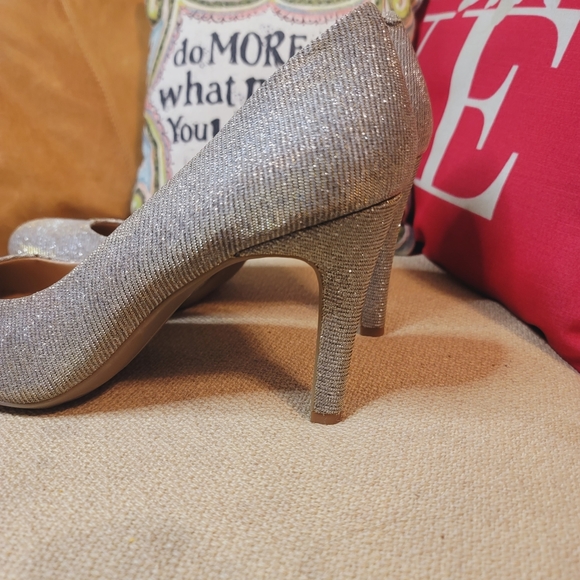 Kelly & Katie Silver Sparkly Closed Toe Heels 2.5 inch pumps - Picture 5 of 10